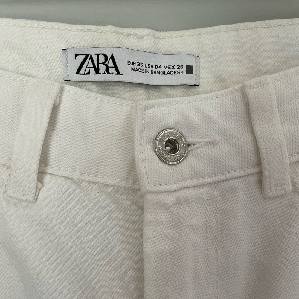 The perfect pair of white jeans for this summer! White, Zara, High waisted, mom